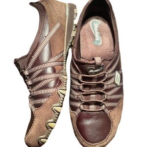 Skechers leather and suede sport slip-in shoes. Clean, gently used, like new.